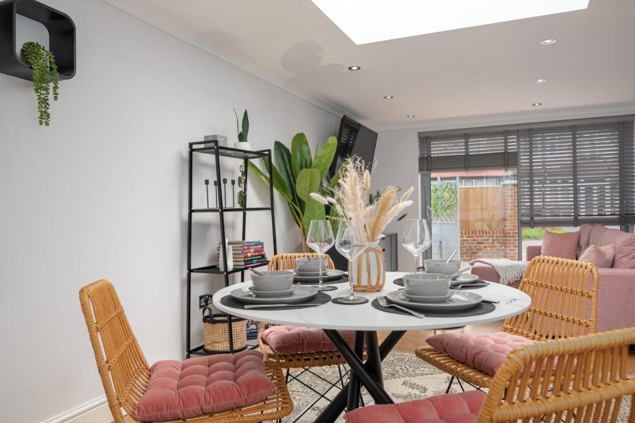 Guestready - Unique Home Near Wimbledon With Gorgeous Deck And Parking Londen Buitenkant foto