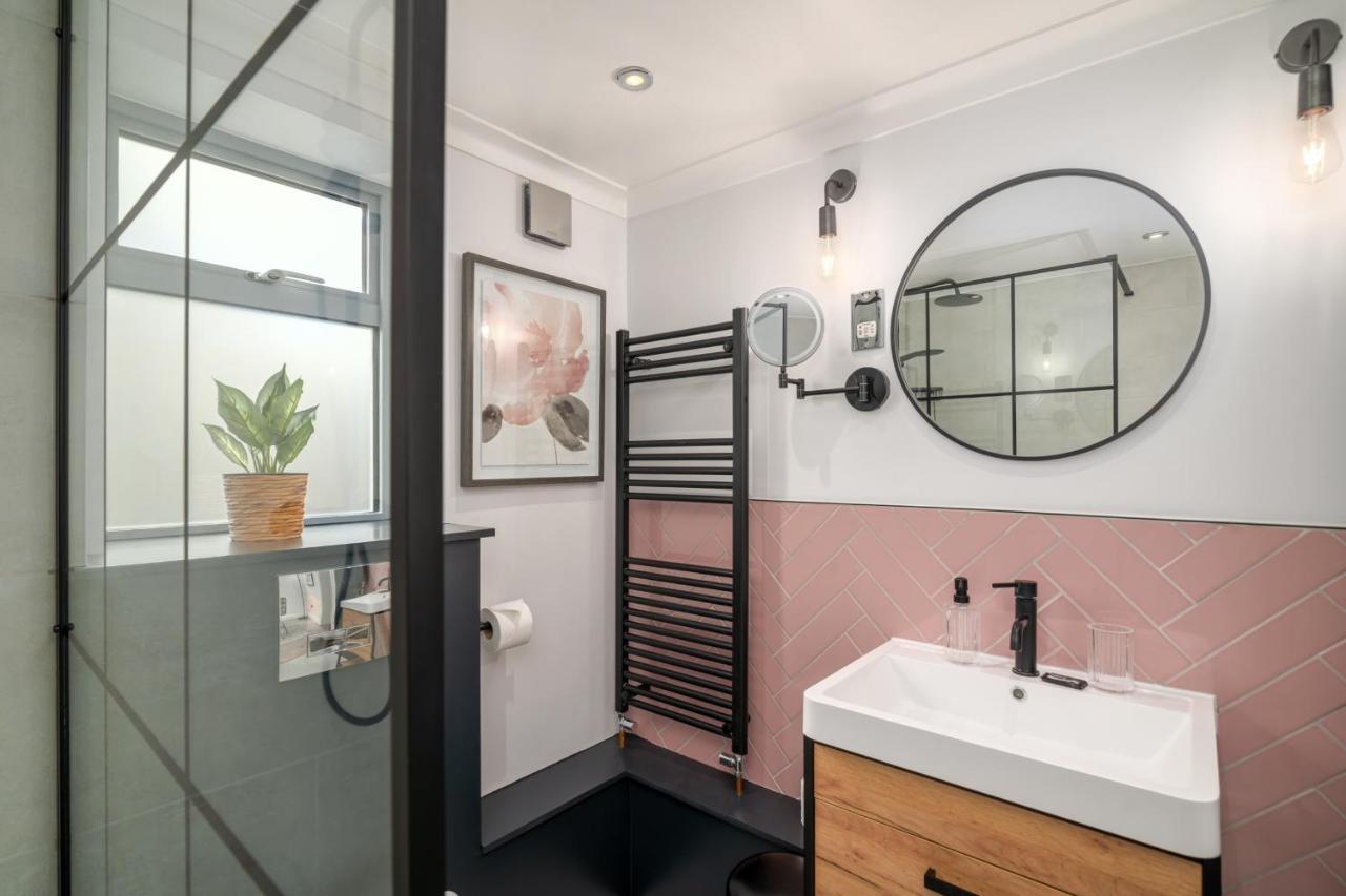Guestready - Unique Home Near Wimbledon With Gorgeous Deck And Parking Londen Buitenkant foto