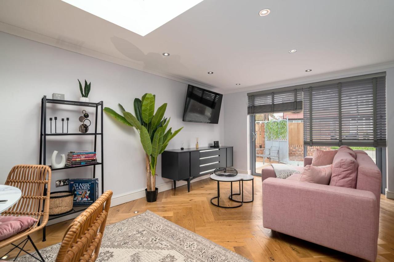 Guestready - Unique Home Near Wimbledon With Gorgeous Deck And Parking Londen Buitenkant foto