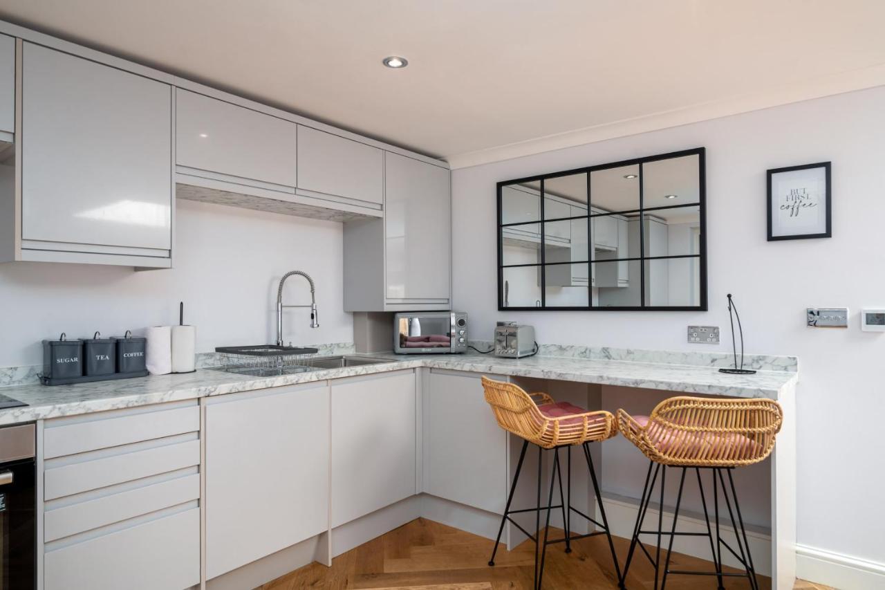 Guestready - Unique Home Near Wimbledon With Gorgeous Deck And Parking Londen Buitenkant foto