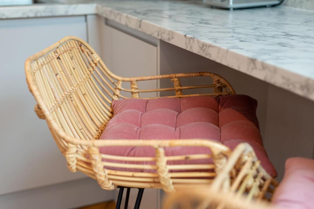 Guestready - Unique Home Near Wimbledon With Gorgeous Deck And Parking Londen Buitenkant foto