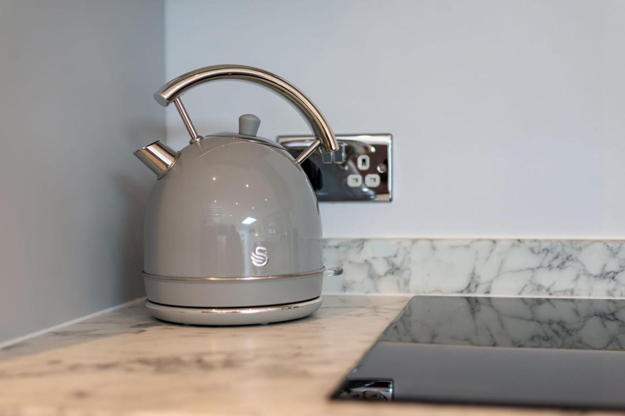Guestready - Unique Home Near Wimbledon With Gorgeous Deck And Parking Londen Buitenkant foto